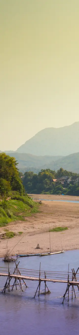 Eine traditionelle Hängebrücke über den Fluss Nam Khan